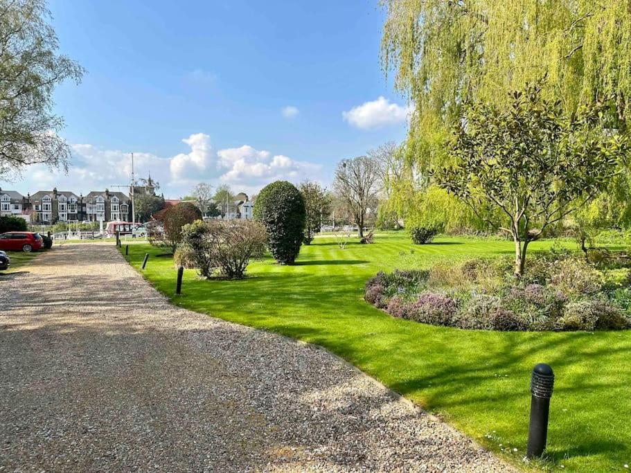 Riverside 1 Bed Basement Flat Near Hampton Court Palace East Molesey Luaran gambar