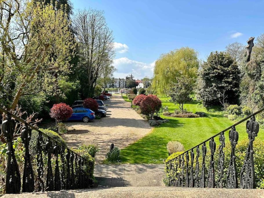 Riverside 1 Bed Basement Flat Near Hampton Court Palace East Molesey Luaran gambar