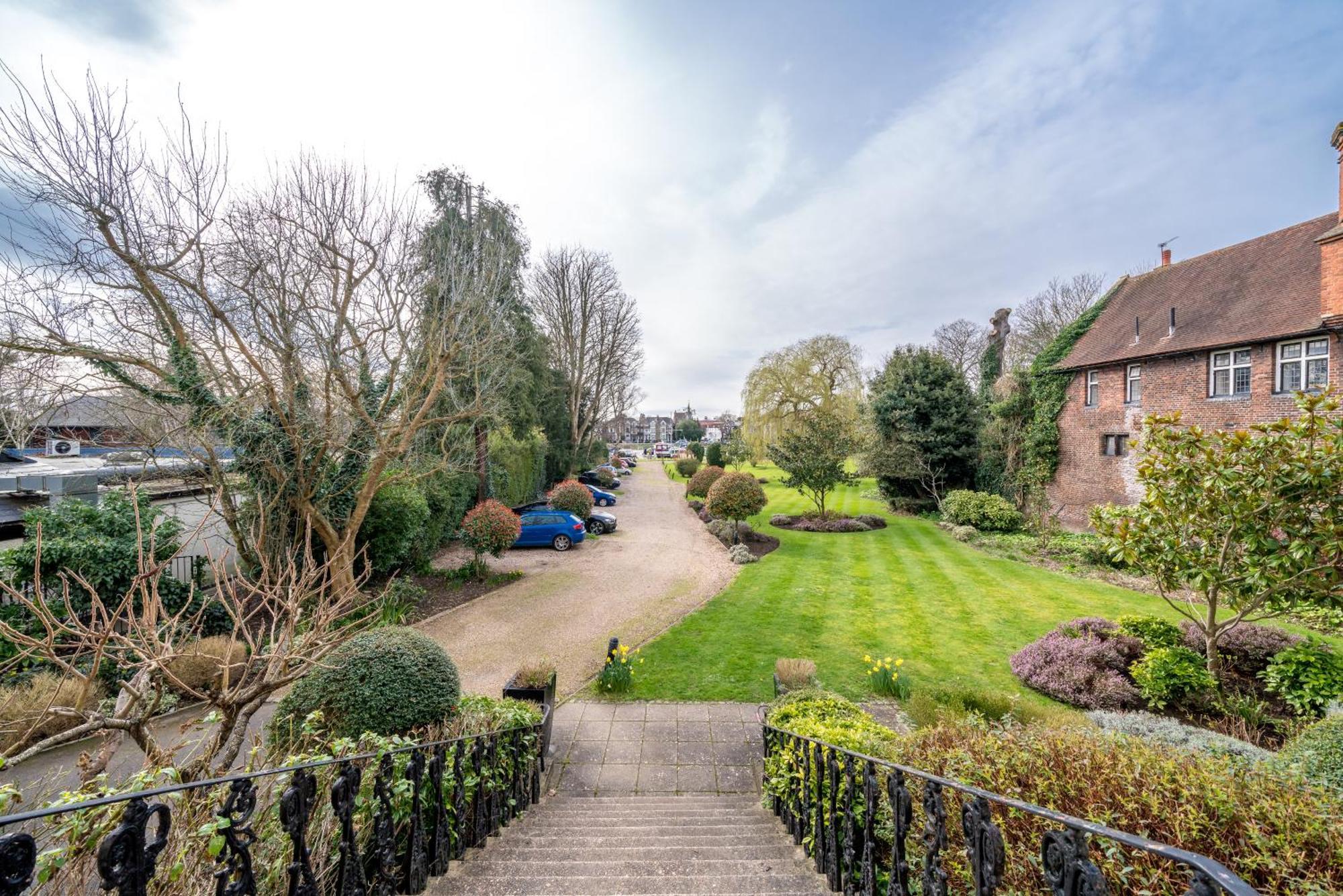 Riverside 1 Bed Basement Flat Near Hampton Court Palace East Molesey Luaran gambar